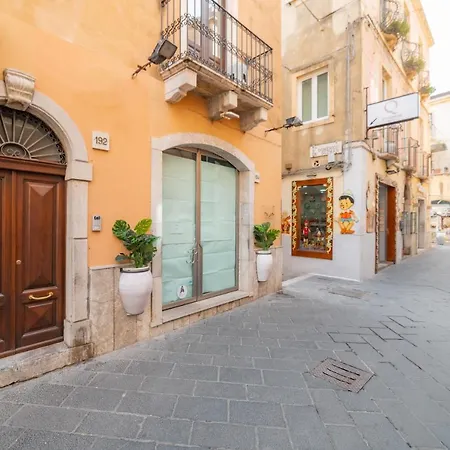 Casa Umberto I , Centro *